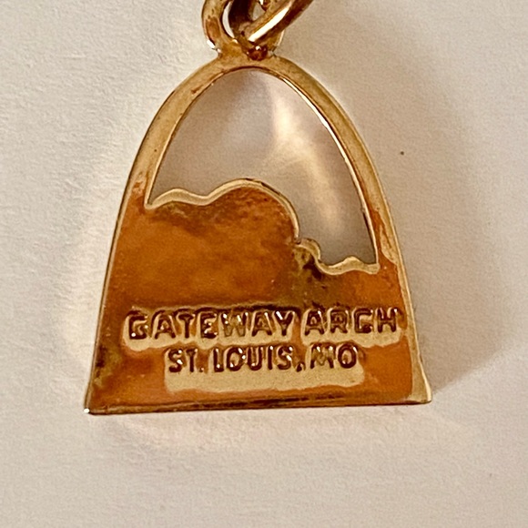 Gold tone charm St Louis Missouri - Picture 3 of 4